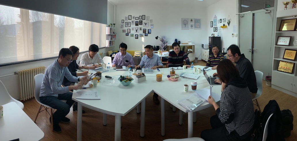 图片包含 餐桌, 室内, 人员, 墙壁

描述已自动生成