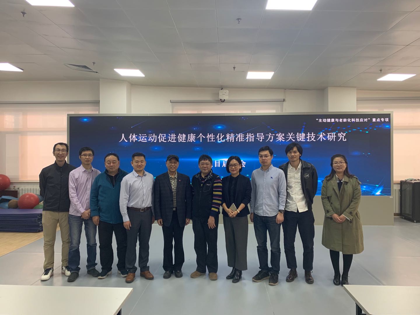 图片包含 天花板, 室内, 人员, 人物

描述已自动生成